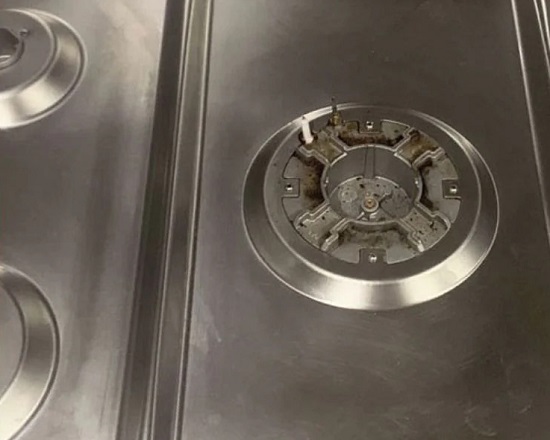 stovetop after end of lease cleaning service, shiny and looking brand new